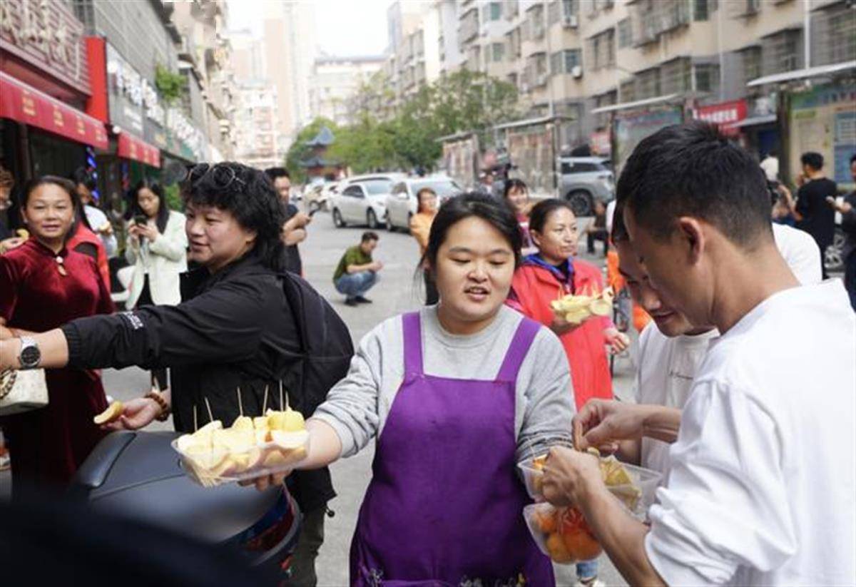 发型师晓华称3天只睡了1个半小时，10个顾客有8个是同行，有人等三天两夜才取到号