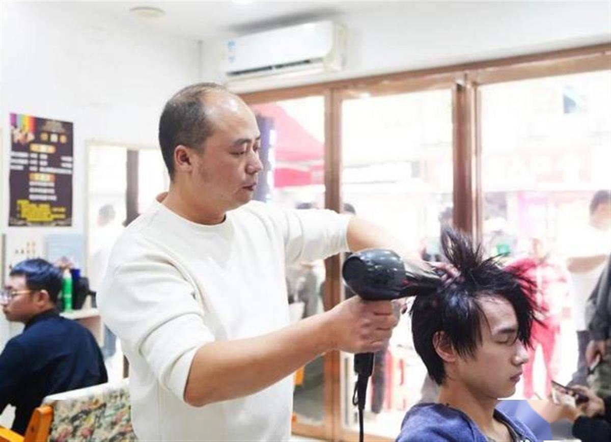 发型师晓华称3天只睡了1个半小时，10个顾客有8个是同行，有人等三天两夜才取到号