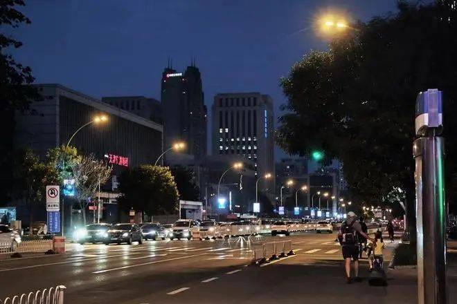 网友：竟被天津路灯杆“圈粉”了！建议全国推广！