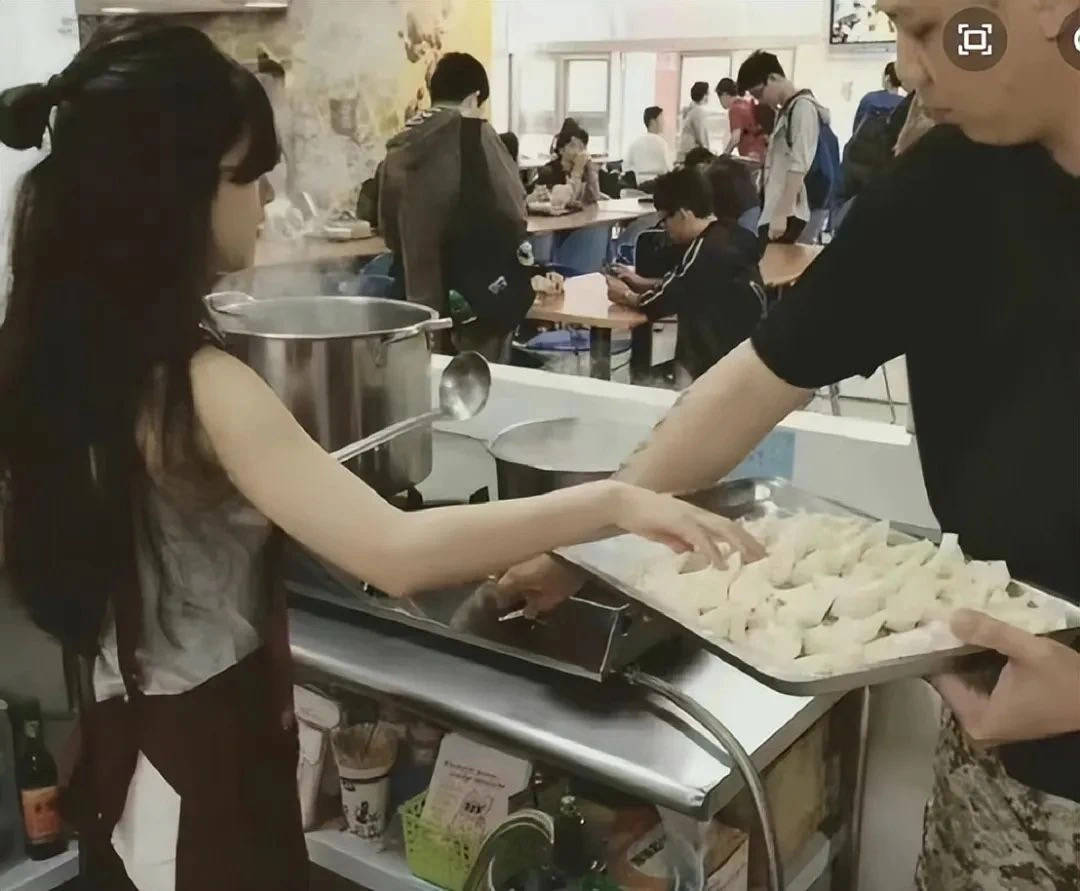 考古 | 赵露思因病停工引担忧，从普通女孩到顶流小花，26岁的她是如何一路逆袭的？