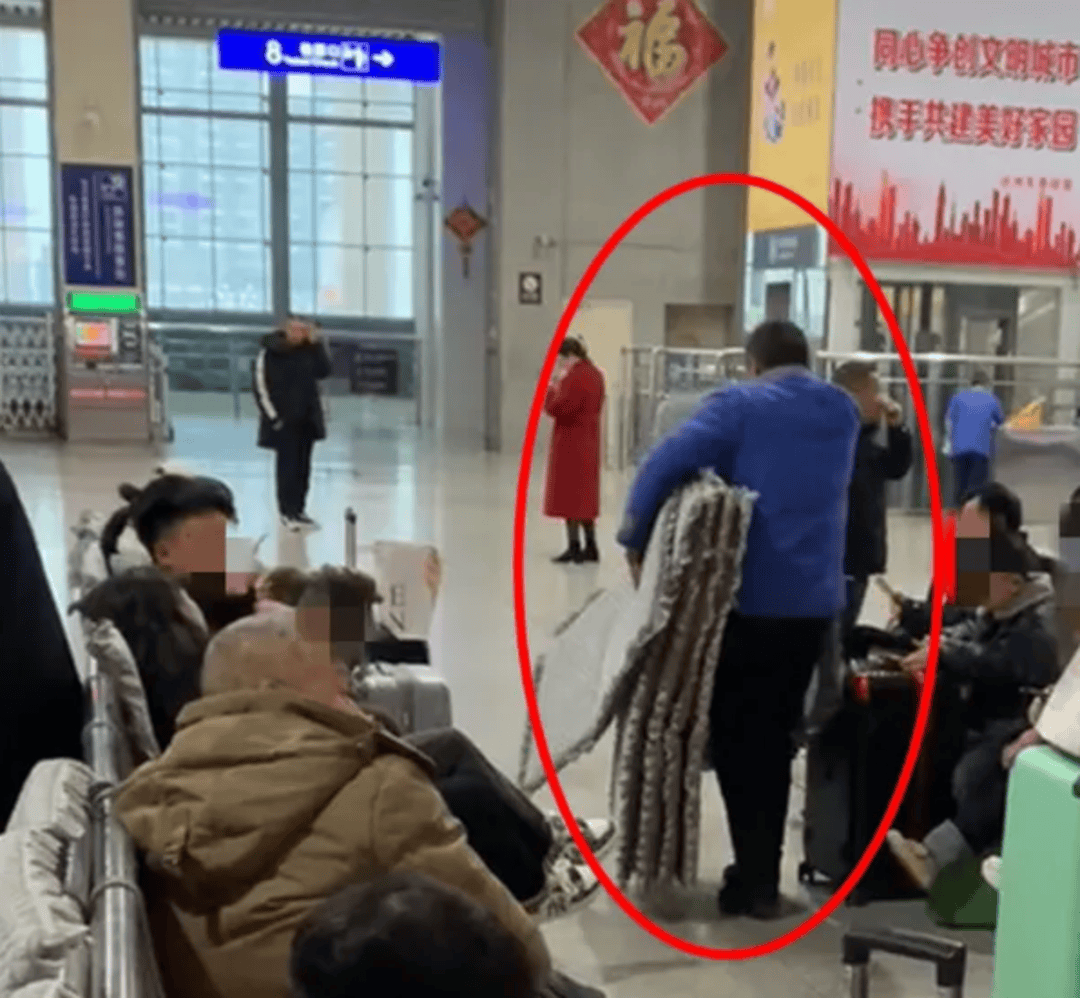四川达州火车站座椅铺上棉垫拍照又收走？官方回应：不属实，首批已铺50张座椅垫 | 云投诉
