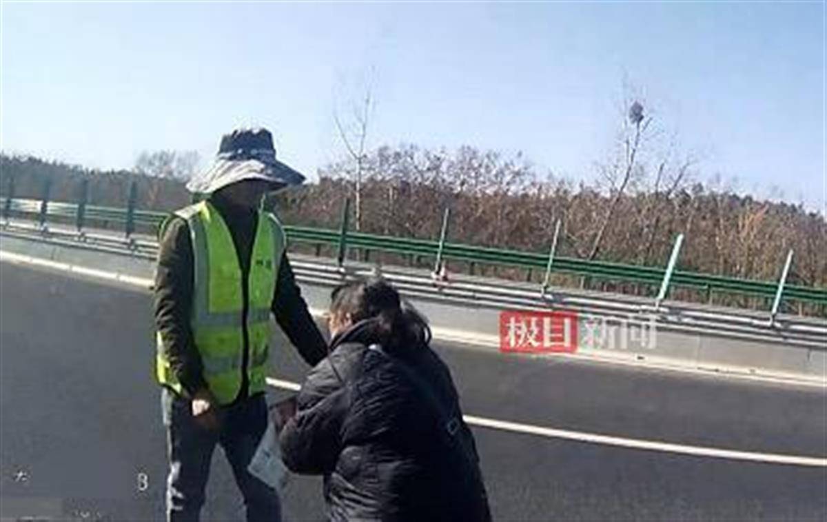 “完了完了！我的金戒指！我的血汗钱！”返乡夫妻高速不慎遗失包裹，民警暖心寻回