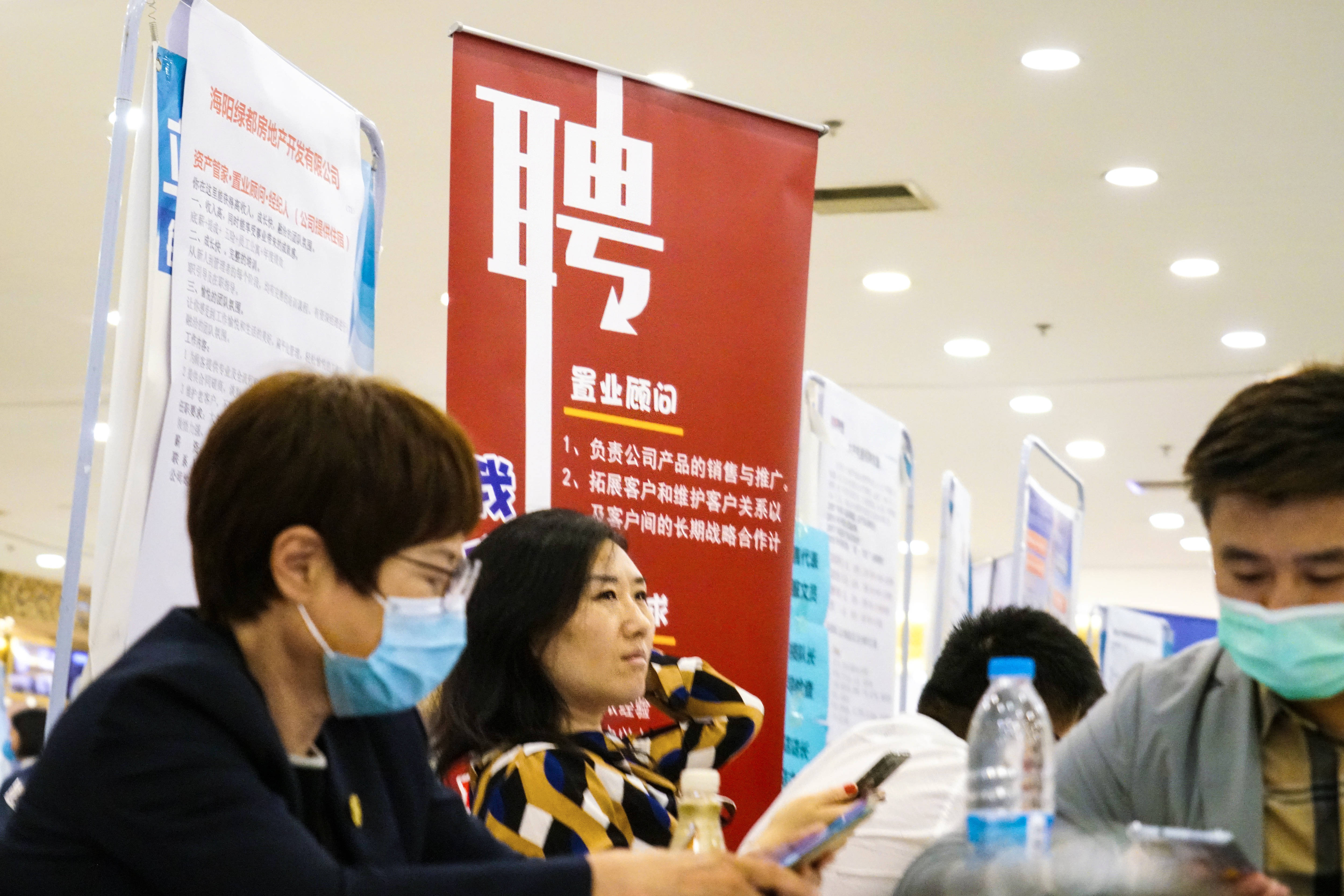 当县城柜员还有希望吗？银行春招进行时：岗位缩减、与大厂“抢”科技人才