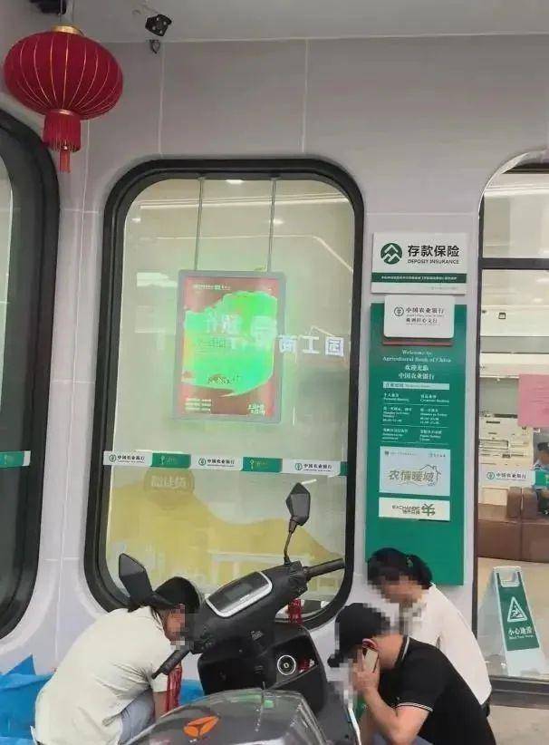 患病老人被要求本人到场取钱时死亡，银监部门回应