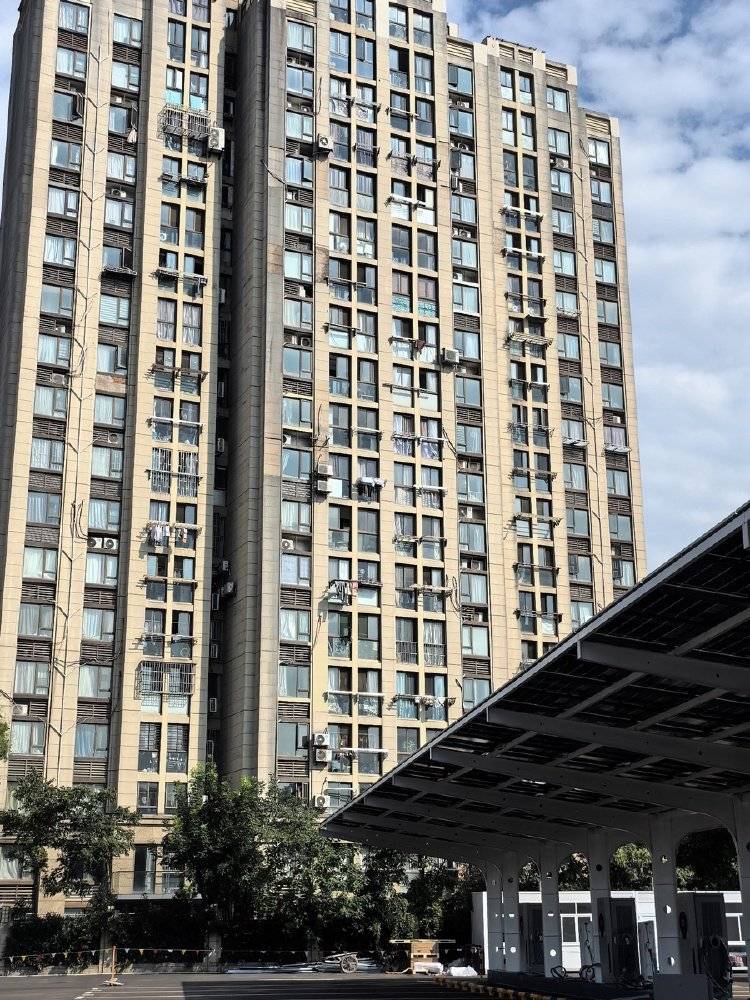 窗外现连片光伏板，“眼睛快被晃瞎”上海一些光伏设施引光污染争议