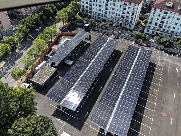 窗外现连片光伏板，“眼睛快被晃瞎”上海一些光伏设施引光污染争议